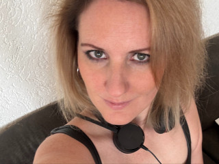 Alter: 37 / Waage - Alter: 177 / schlank - Geschlecht: weiblich - Ausrichtung: bisexuell - Haare: blond / mittellang - Piercing: keins - bewebmaster-Alter: B - Hautfarbe: weiss - Augen: grün - Rasur: vollrasiert